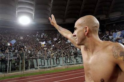 Di Canio saluda a los hinchas del Lazio tras el partido ante el Roma.