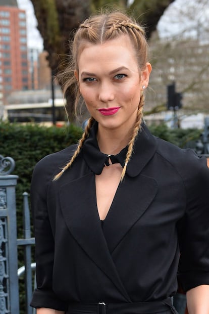 Karlie Kloss demuestra que las famosas 'trenzas de boxeadora' que están arrasando esta temporada no son terreno exclusivo del cabello largo.