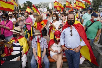 Manifestantes en la plaza de Colón de Madrid, este domingo. Los grupos parlamentarios del Congreso deberán pronunciarse esta semana sobre los indultos a los condenados por el proceso independentista catalán y lo hará a instancias del PP, que someterá a votación una moción reclamando al Gobierno que deniegue esa medida de gracia y que desista de su pretensión de derogar o modificar el delito de sedición.