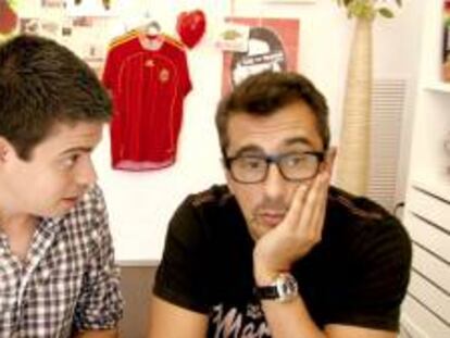 Imagen cedida por Bananity del presentador y productor Andreu Buenafuente (d) junto a Pau García-Milà, un emprendedor de software libre con quien protagoniza a partir de hoy la serie para internet "Verano amarillo".