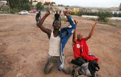 Decenas de inmigrantes han intentado entrar en Melilla en al menos seis intentos de salto simultáneos a la valla que se han registrado en distintos puntos del perímetro fronterizo que separa la ciudad autónoma de Marruecos.