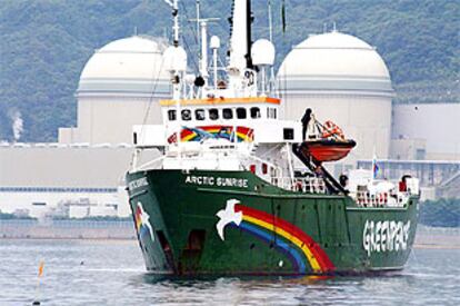 El barco de Greenpeace, Arctic Sunrise, frente a la planta de  Kansai Electric, en Takahama.