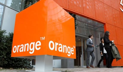 El logo de Orange, en su oficina en Nanterre (Francia).