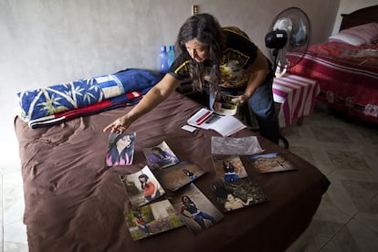 Rita Maga&ntilde;a muestra retratos de su hija, secuestrada en diciembre. &quot;Me estaba enfermando. Ya pens&eacute; que era mejor que Dios me recogiera a m&iacute; tambi&eacute;n, pero, &iquest;qui&eacute;n iba a cuidar de mi nietecito?&quot;, asegura.