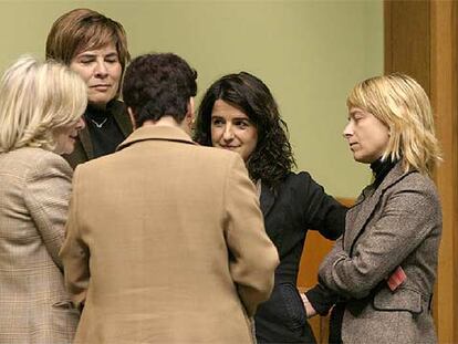 Las parlamentarias que intervinieron en el debate intercambian impresiones. De espaldas, en el centro, Kontxi Bilbao (EB) y, siguendo el sentido de las agujas del reloj, Juana Iturmendi (PP), Karmele Antxustegi (EA), Aintzane Ezenarro (Aralar) y Eider Mendoza (PNV).