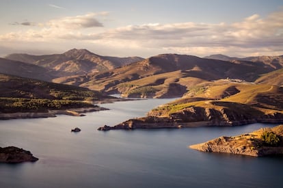 la Red de Senderos Verdes de la Comunidad de Madrid. Las tranquilas aguas del pantano son ideales para la vela, el piragüismo, el windsurf y la pesca. Algunas empresas de la zona ofrecen escalada, espeleología, parapente y paseos a caballo. Y, para los más tranquilos, también hay muy buenos miradores desde los que contemplar unas vistas espléndidas.