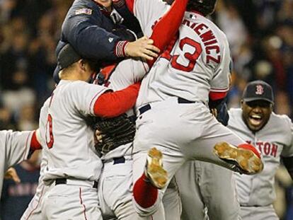 Los jugadores de los Red Sox celebran su extraordinaria victoria.