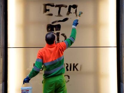Un trabajador borra una pintada de apoyo a ETA, en una imagen de archivo.