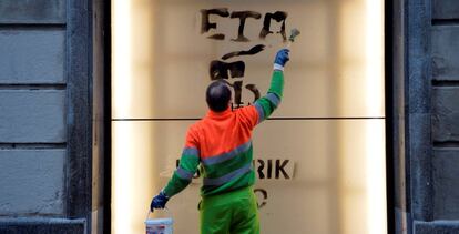 Un trabajador borra una pintada de apoyo a ETA, en una imagen de archivo.
