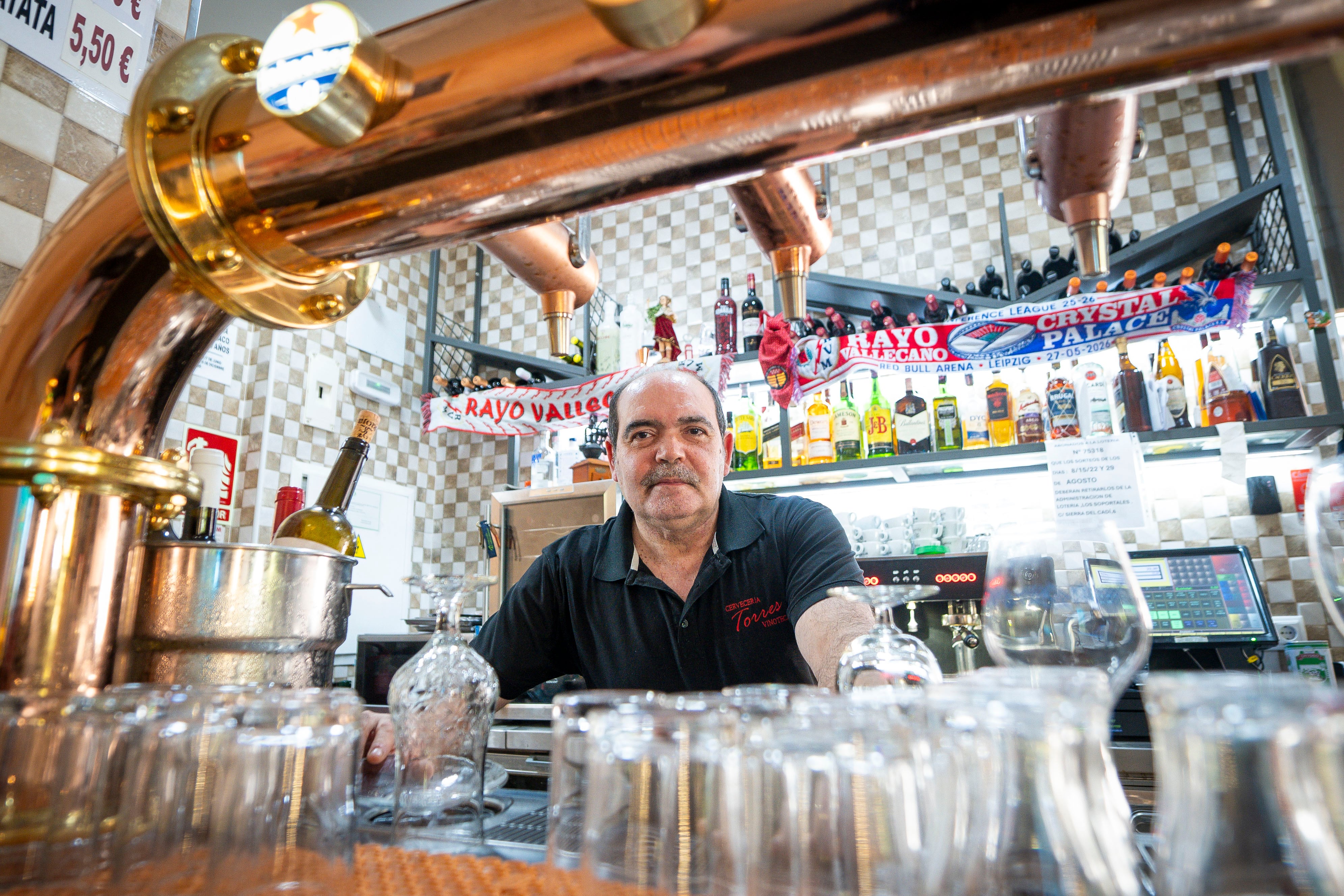 Julián Torres, propietario del Bar Torres, local donde se junta la aficion del Rayo antes de los partidos.