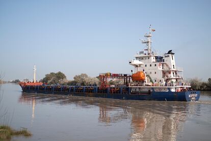 El buque 'Muzaffer Bay', mientras remontaba el río Guadalquivir con residuos peligrosos hacia el puerto de Sevilla. 