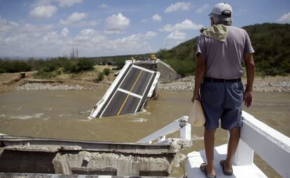 Un hombre observa el puente Aduano en la localidad de Los Cabos, que cayó el pasado miércoles tras el paso del huracán 'Odile'. La tormenta provocó daños en las infraestructuras, casas y establecimientos de una de las prinicipales localidades turísticas de México.