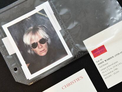 Autorretrato de Warhol con una Polaroid, que saldrá a subasta.