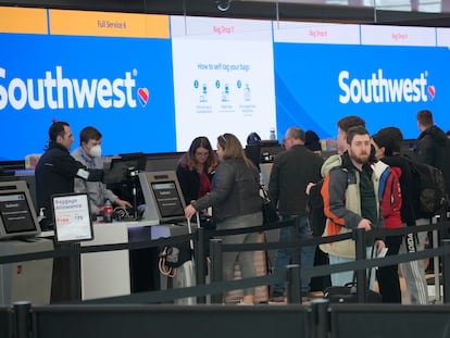 Viajeros ante los mostradores de Southwest Airlines en el Aeropuerto Internacional de Denver (EE UU), el viernes 30 de diciembre de 2022.