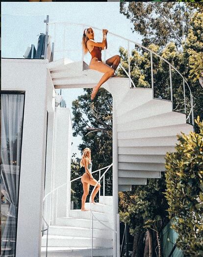 Lindsay Brewer y Charly Jordan, sacando partido a la escalera de Hype house. 