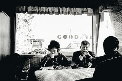 Uno de los momentos de relax más naturales de la pareja Jackie-Jack en la pre-campaña de finales de 1959. La imagen está tomada en un diner de Pendleton (Oregón), cuando el matrimonio aún podía viajar disfrutando de cierto anonimato.  CRÉDITO: TASCHEN