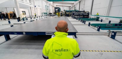 Interior de la fábrica Wallex en Aranda de Duero (Burgos) y uno de sus operarios.