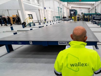 Interior de la fábrica Wallex en Aranda de Duero (Burgos) y uno de sus operarios.