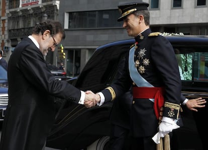 El rey Felipe VI ha sido recibido por el presidente del Gobierno, Mariano Rajoy (i), a su llegada al Congreso de los Diputados para su proclamación como Rey de España por las Cortes Generales.
