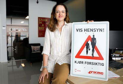 La española Ruth Moreno, de 49 años, es responsable de recursos humanos de Viking en España. Fue contratada en agosto de 2017 cuando la empresa decidió ampliar su plantilla inicial de 12 teleoperadores. Ahora planean llegar a más de 200 al final de este verano. Posa en su despacho con uno de los carteles que los clientes de Viking pueden poner en calles residenciales y que dice en noruego: "Muestra respeto. Conduce con cuidado". Dice sobre sus empleados: "En el momento que entienden que la opción de futuro es real, la mayoría de ellos compran una vivienda en la zona. Para mí, como recursos humanos, garantizar un empleo estable y de calidad es la razón para seguir luchando y creciendo día a día".
