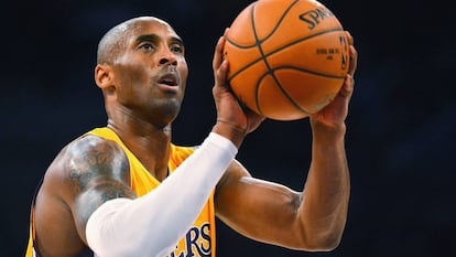 Kobe Bryant, en una imagen de archivo, durante su etapa de jugador de los Lakers.