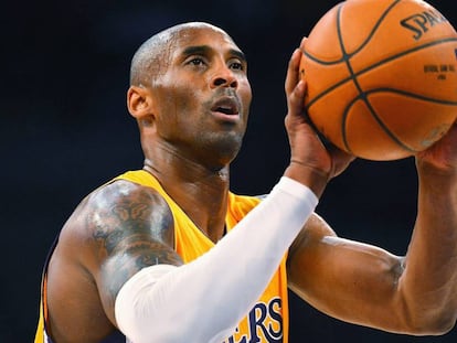 Kobe Bryant, en una imagen de archivo, durante su etapa de jugador de los Lakers.