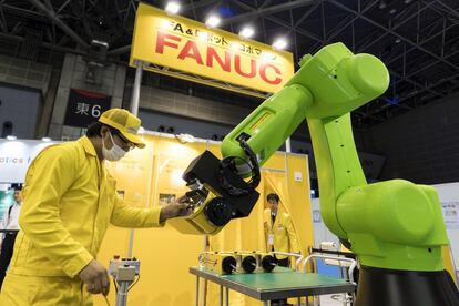 El brazo de un robot de Fanuc Inc. se despliega en una demostración durante el World Robot Summit en Tokio (Japón).