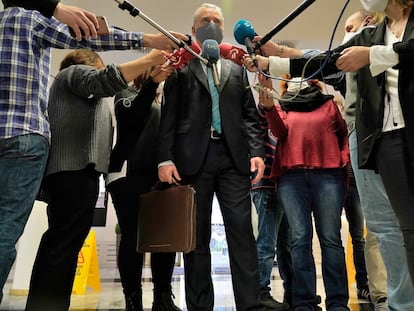 El lehendakari Urkullu atiende a los periodistas en la entrada al Parlamento vasco.