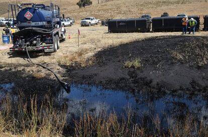 Los servicios de limpieza controlan el lugar afectado por el derrame de fuel cerca de playa Refugio, al norte de Goleta, California.