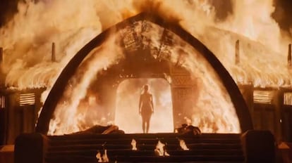 Como en cualquier historia de héores, Daenerys cae y renace más de una vez. Uno de los hitos que acaba marcando su camino hacia el trono, y con el que reconquista el respeto (y el gran ejército) de los dothraki, es cuando en la sexta temporada tiene en frente a una decena de jefes de los diferentes clanes, les dice que ella es la única capaz de unirlos a todos y los quema vivos. Ella sale de la tienda, entre el fuego, como si fuera un fénix renacido.