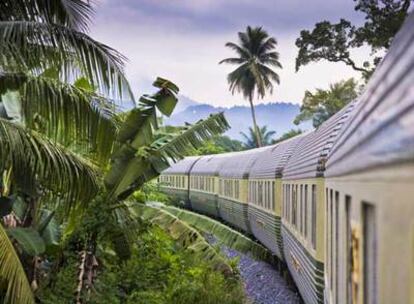 El Eastern & Oriental Express atraviesa la selva de Malaisia, enlazando Bangkok con Singapur, en un viaje de cuatro días a todo tren que cuesta 1.700 euros por persona.