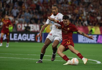 Paulo Dybala remata ante Badé para marcar el primer gol de la Roma frente al Sevilla.
