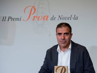 Francesc Serés, amb el guardó del Proa de novel·la.