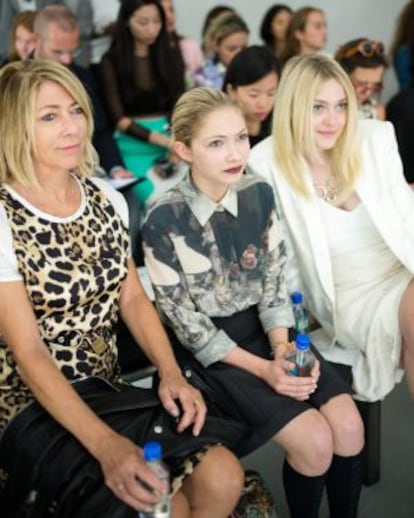 La cantante Kim Gordon, Tavi Gevinson y la actriz Dakota Fanning, en el desfile de Rodarte en la pasada semana de la moda de Nueva York.