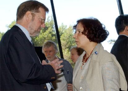Ana Palacio conversa con el ministro danés de Exteriores, Per Stig Moeller, en el inicio de la reunión de Rodas.