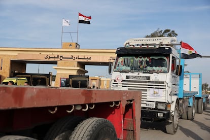 Varios camiones regresan, despus de transportar y entregar ayuda, al cruce fronterizo de Rafah entre Egipto y la franja de Gaza.