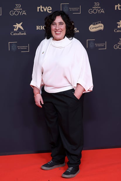 Arantxa Echevarría, directora de 'La infiltrada', nominada a mejor guion original y mejor dirección, acudió con blusa, pantalón y zapatillas. Su largometraje ganó el premio a mejor película 'ex aequo' con 'El 47'.