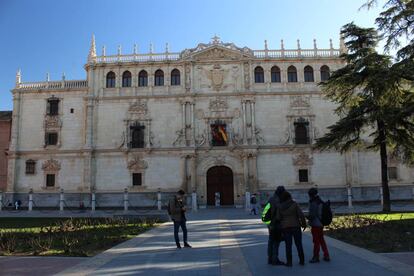 Fachada de la universidad.