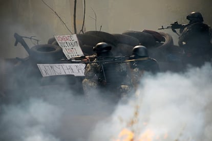 Al menos dos columnas de carros blindados con soldados de elite ucranianos avanzaron a mediodía sobre la rebelde ciudad y destruyeron tres de los puestos de control levantados por los milicianos prorrusos en todos los accesos rodados a la localidad. En la imagen, fuerzas especiales ucranias toman posiciones en la ciudad de Slavyansk.