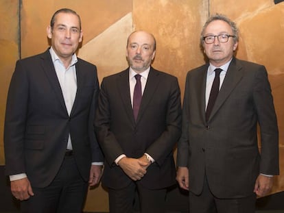 Manuel Mirat, consejero delegado de PRISA, Javier Monzón, actual vicepresidente y Manuel Polanco, presidente del grupo