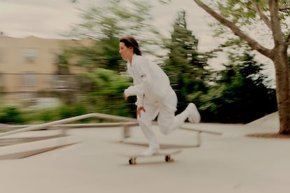 Alexis Sablone, integrante da equipe olímpica de skate dos EUA, fotografada na pista do parque Cooper, no Brooklyn (Nova York), com o uniforme oficial de pódio para os Jogos de Tóquio. 