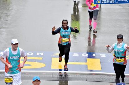 La actriz Uzo Aduba, conocida por su papel de 'Ojos Locos' en la serie 'Orange Is The New Black, cruza la línea de meta tras finalizar el maratón de 2015.