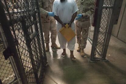 Imagen de un detenido en Guant&aacute;namo