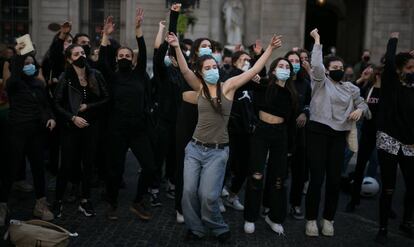 Un moment de la protesta a la plaça de Sant Jaume.