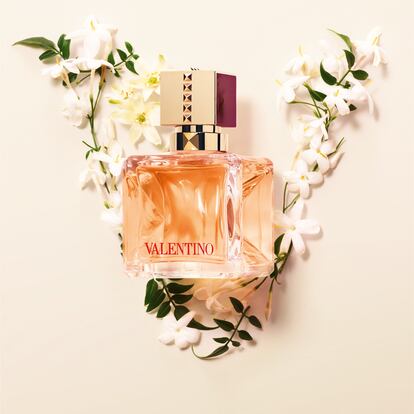 Con las clásicas tachuelas de Valentino en su tapón, el frasco de Voce Viva Intensa está inspirado en el color de los atardeceres de Roma, y su V central alude a los vestidos de alta costura. 