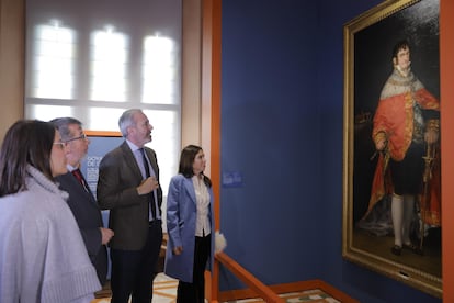 Jorge Azcón y Marta Fernández en la inauguración de la exposición 'Goya, del Museo al Palacio', en el palacio de la Aljafería. CHUS MARCHADOR