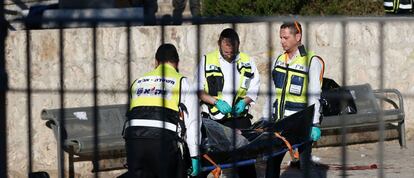 Evacuación de los cadáveres de dos de los atacantes palestinos en Jerusalén.