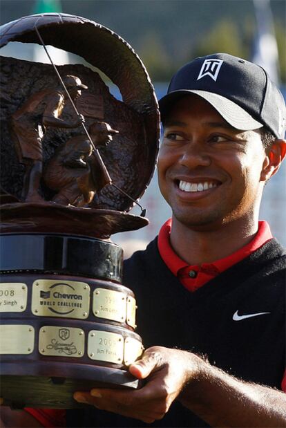 Tiger Woods posa con el trofeo del Chevron World Challenge.