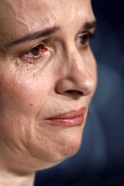 La actriz Juliette Binoche llora en el festival de Cannes al escuchar las noticias sobre el cineasta iraní Jafar Panahi
