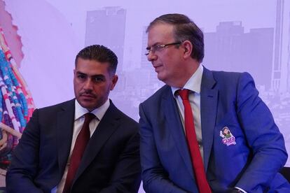 Omar García Harfuch y Marcelo Ebrard, en Ciudad de México, el 16 abril 2024.